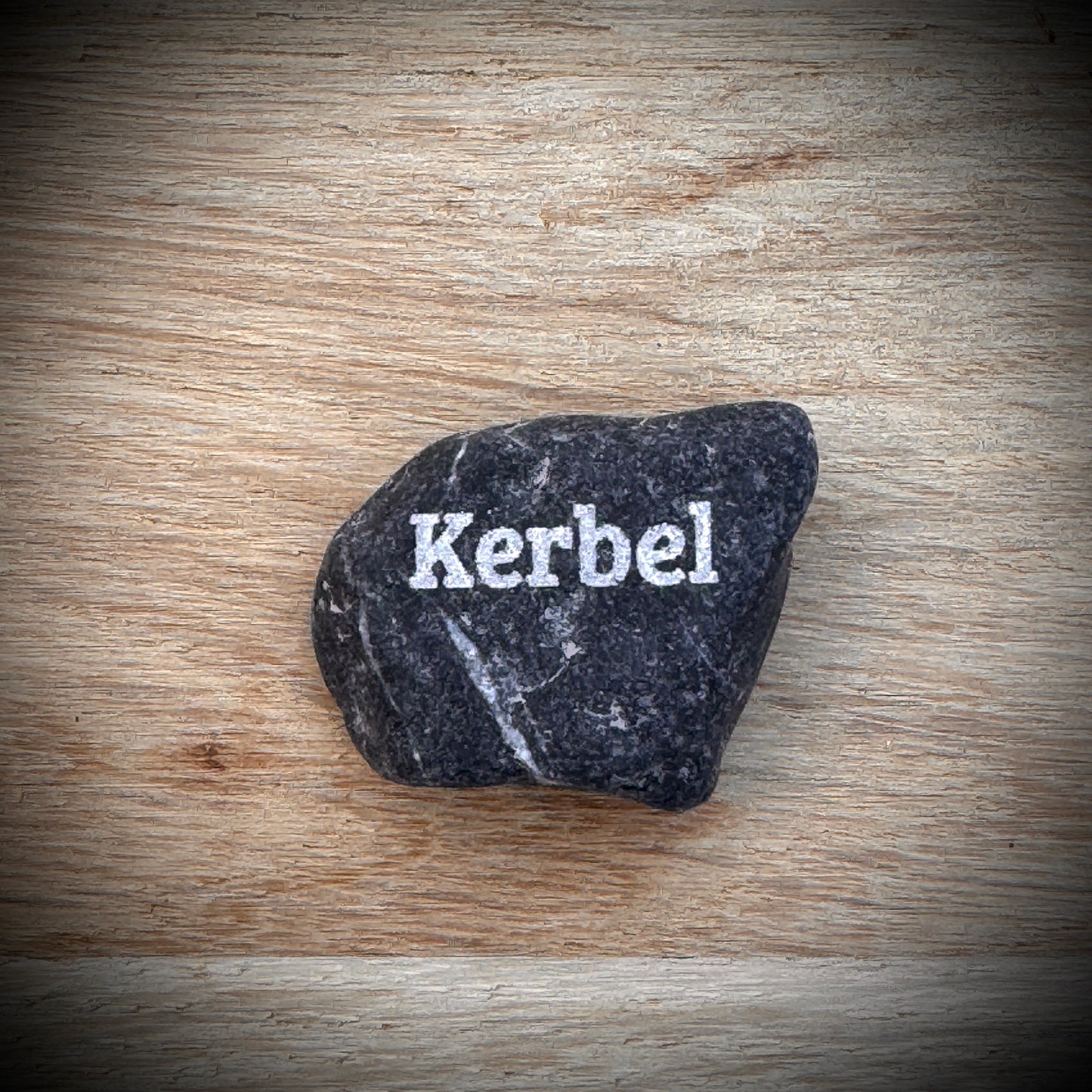 PlantPebbles Mini Pebble – kleiner Gravurstein aus Naturkiesel mit Kräutergravur „Kerbel“