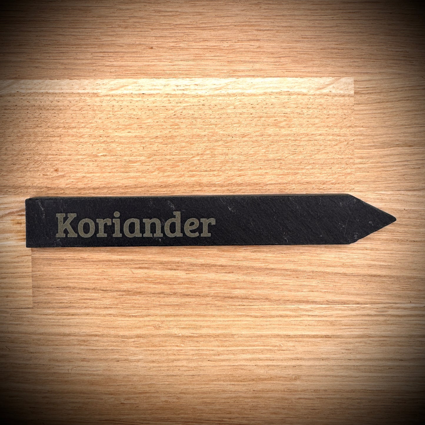 Koriander – Gravur-Pflanzenstecker aus Schiefer (15 × 2 cm)