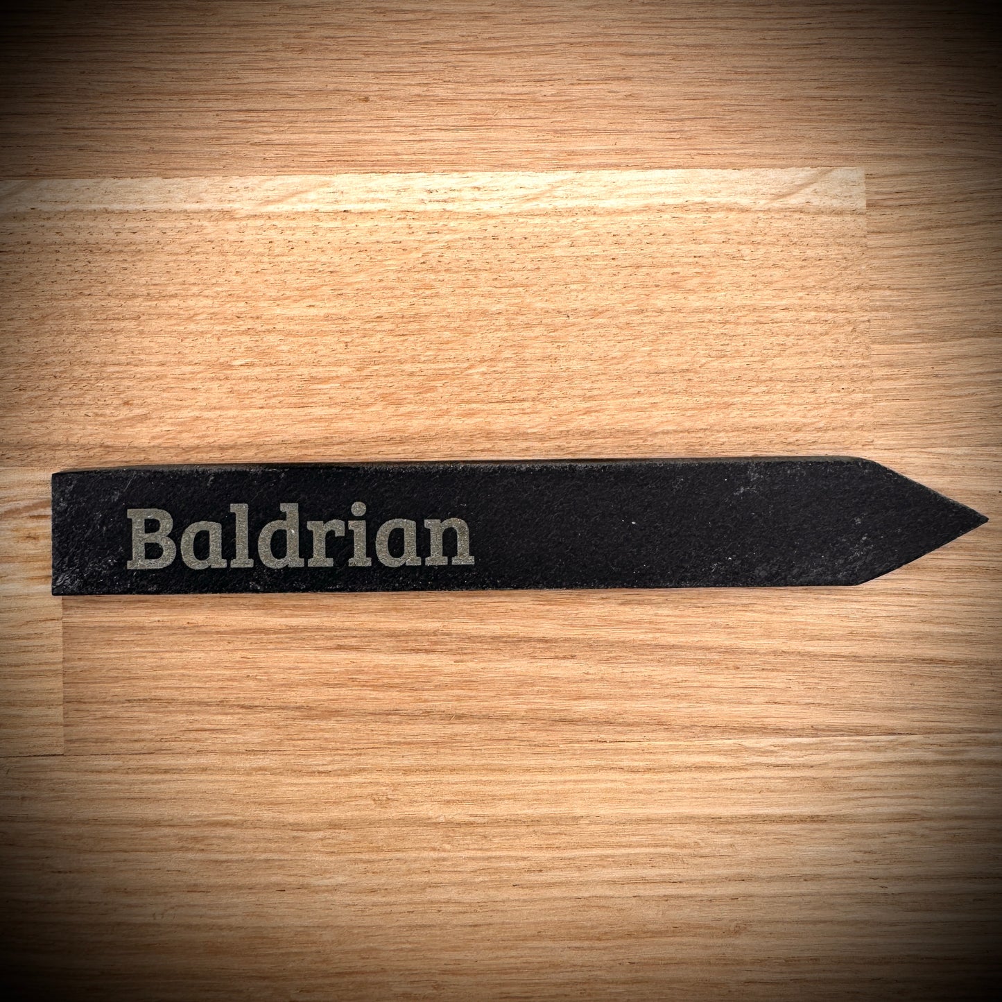 Baldrian – Gravur-Pflanzenstecker aus Schiefer (15 × 2 cm)
