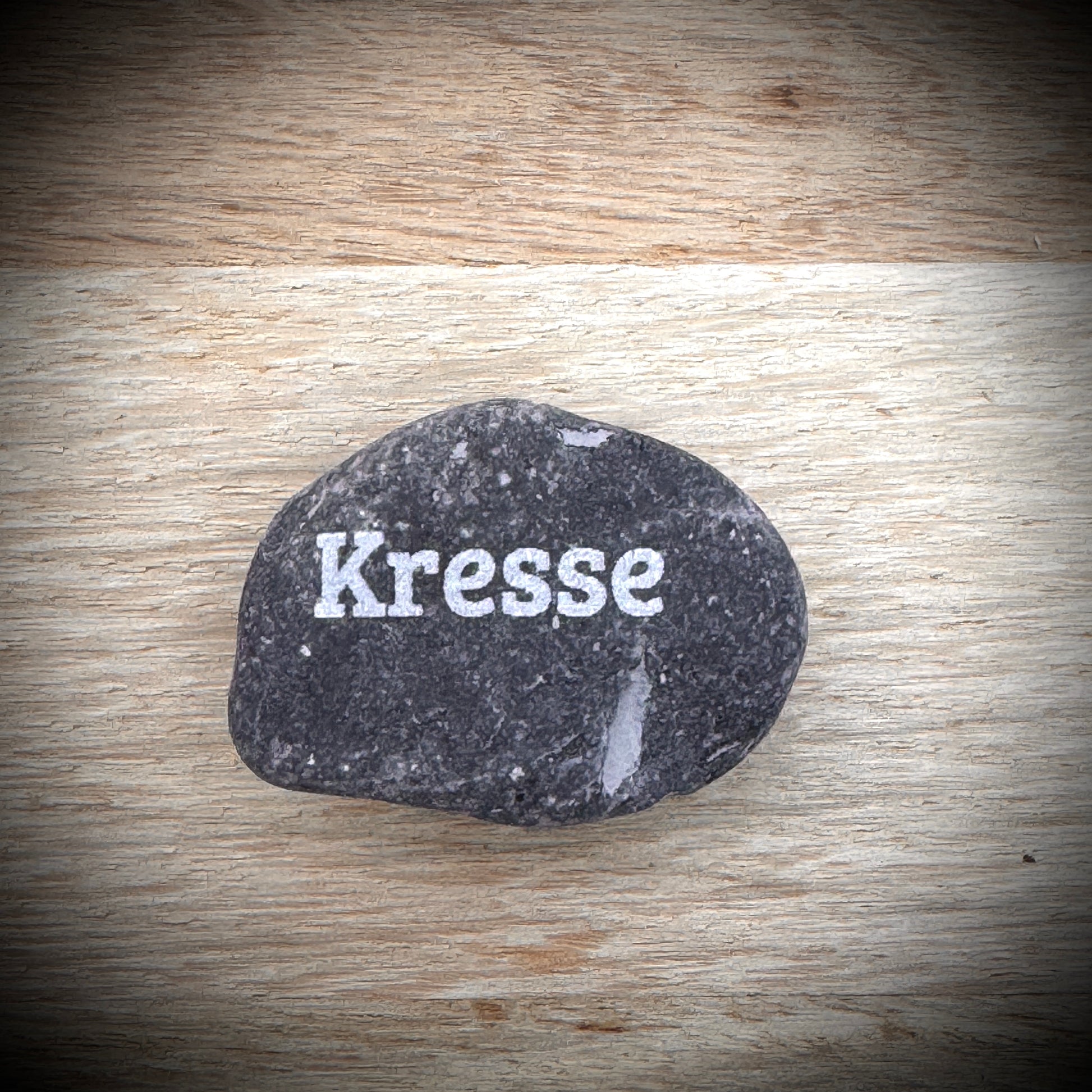 PlantPebbles Mini Pebble – kleiner Gravurstein aus Naturkiesel mit Kräutergravur „Kresse“