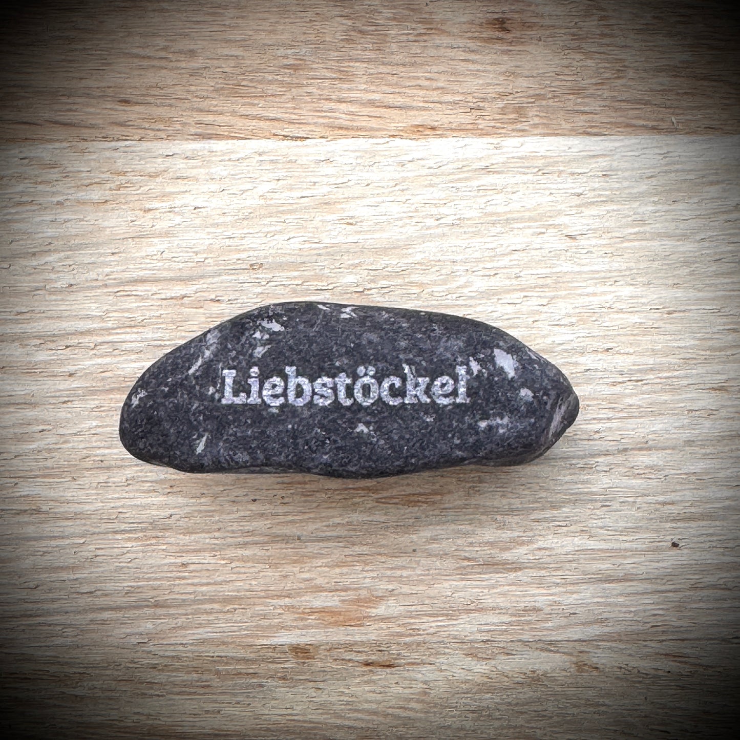 PlantPebbles Mini Pebble – kleiner Gravurstein aus Naturkiesel mit Kräutergravur „Liebstöckel“