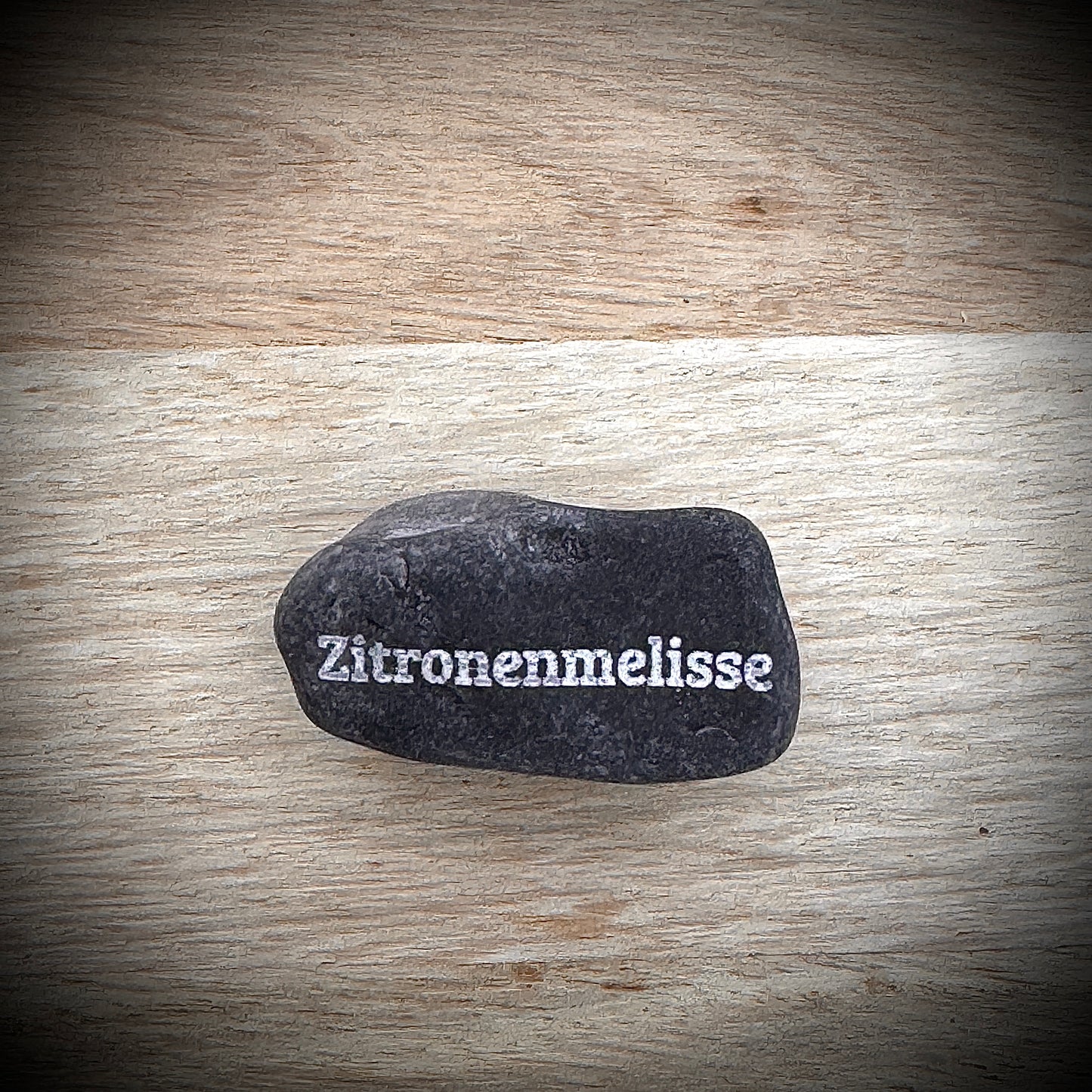 PlantPebbles Mini Pebble – kleiner Gravurstein aus Naturkiesel mit Kräutergravur „Zitronenmelisse“