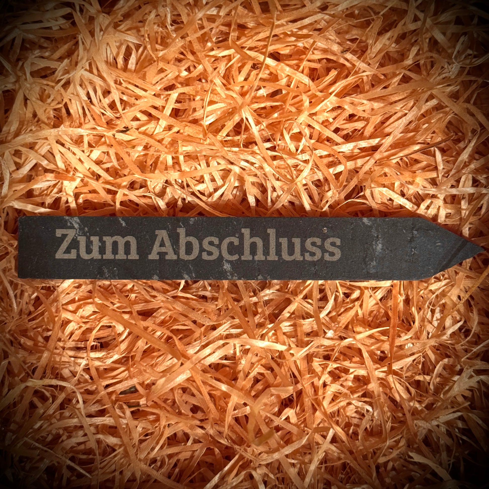Schieferstecker mit Lasergravur „Zum Abschluss“ als Geschenk für Garten und Blumentopf