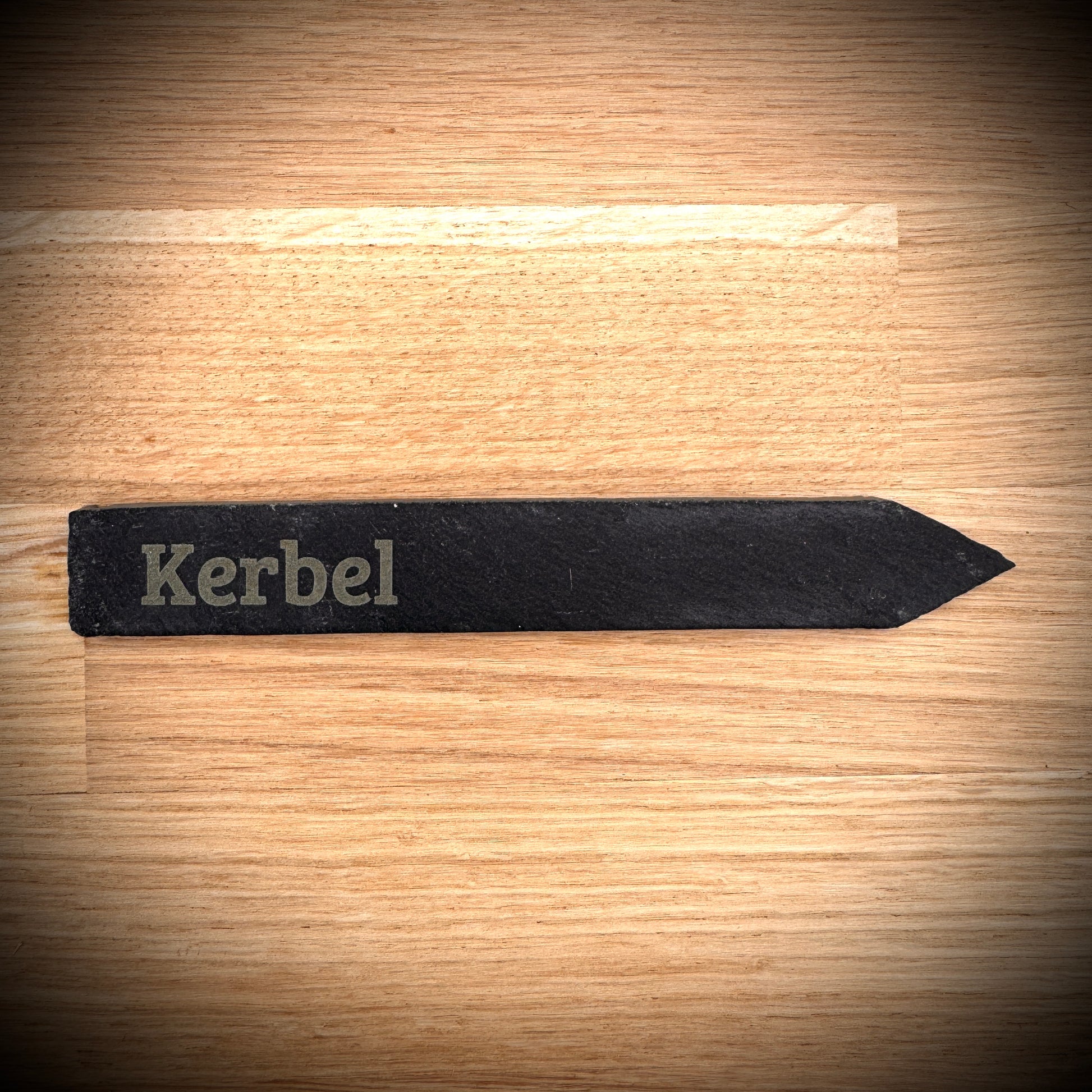 PlantPebbles Einzelstück Schieferstecker mit Lasergravur „Kerbel“