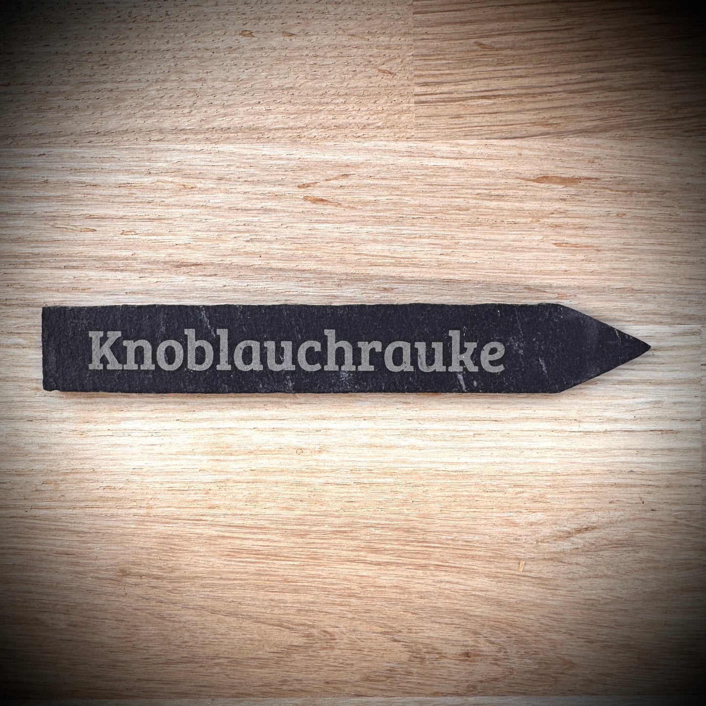 PlantPebbles Einzelstück Schieferstecker mit Lasergravur „Knoblauchrauke“