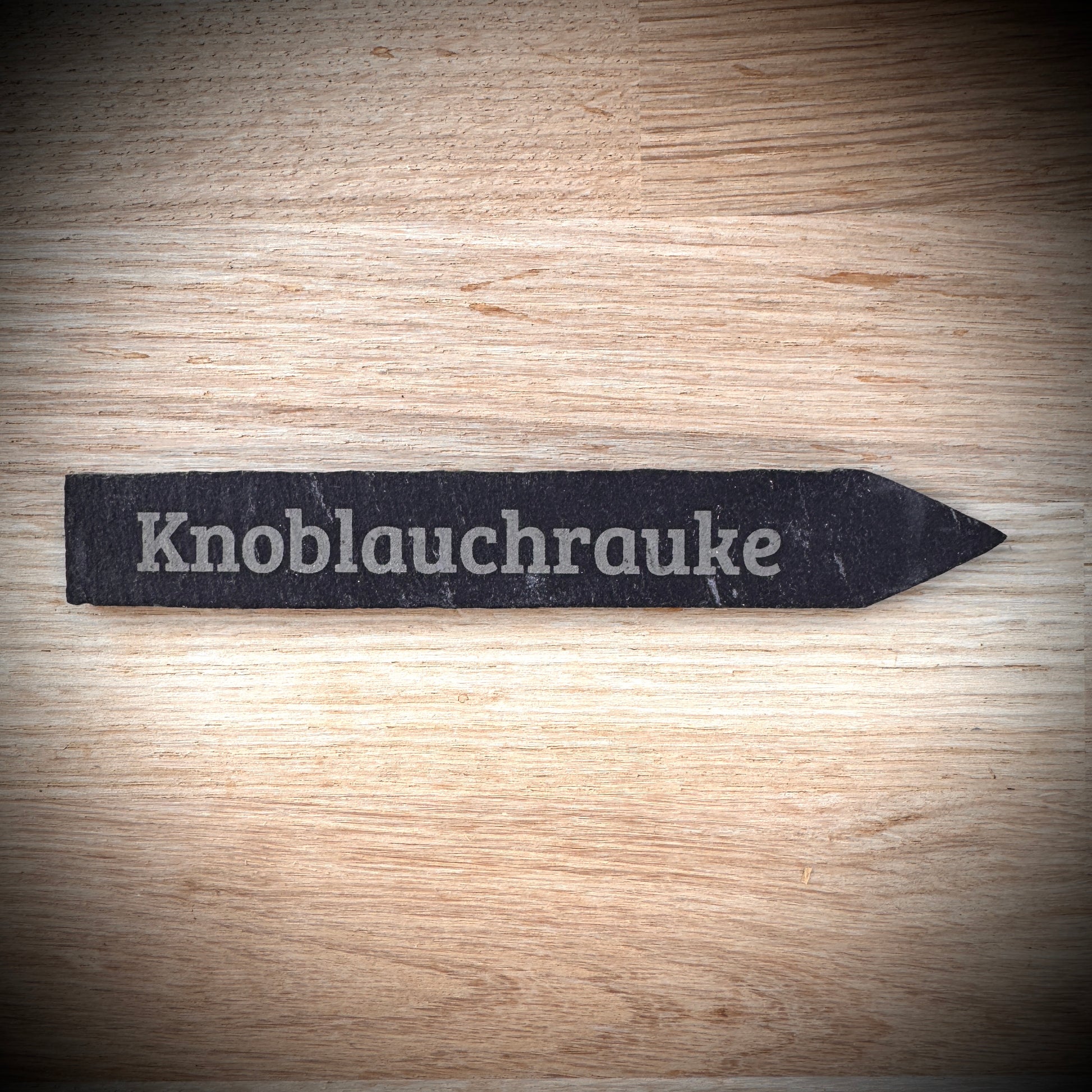 PlantPebbles Einzelstück Schieferstecker mit Lasergravur „Knoblauchrauke“
