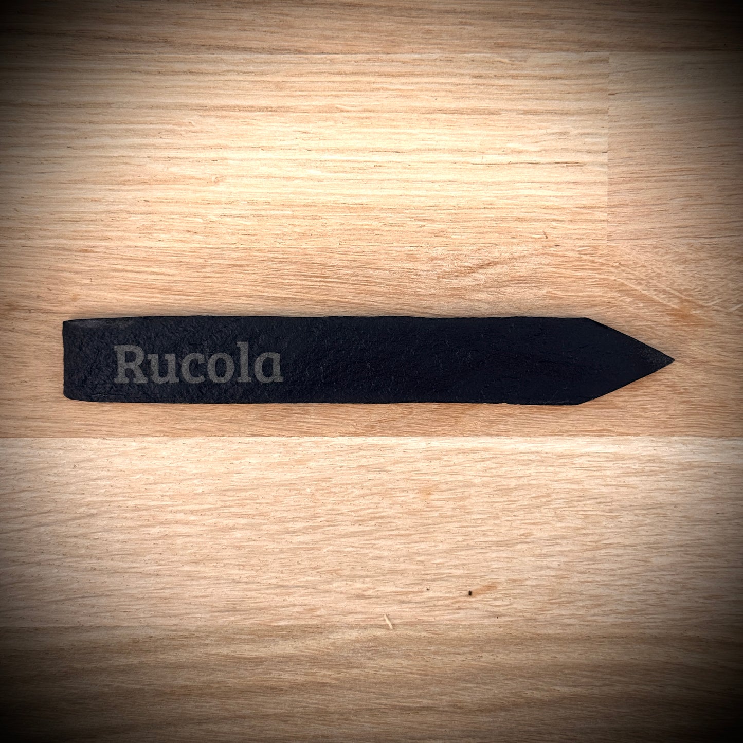 PlantPebbles Einzelstück Schieferstecker mit Lasergravur „Rucola“