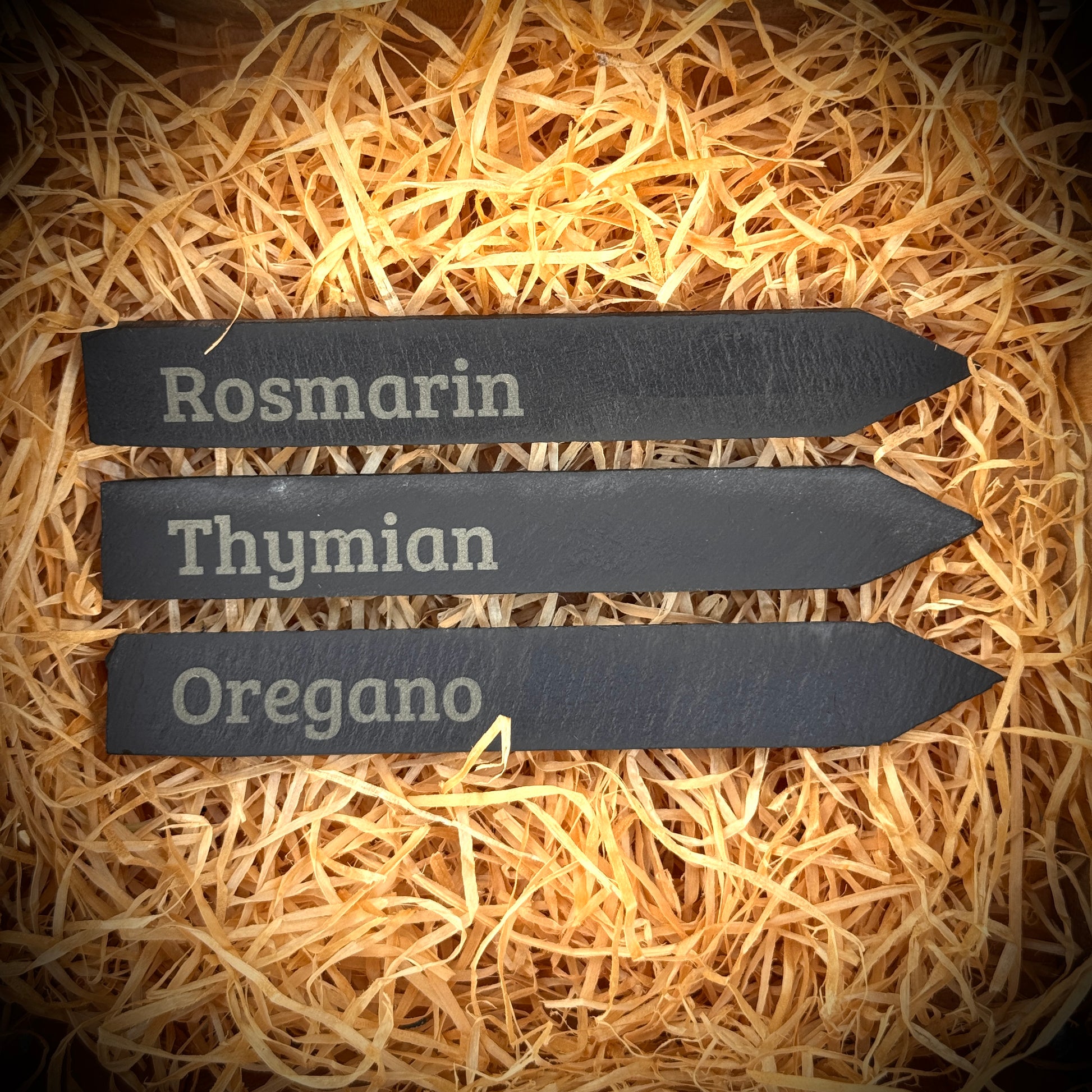 PlantPebbles Mediterran 3er-Set Schieferstecker mit Kräutergravur: Rosmarin, Thymian und Oregano