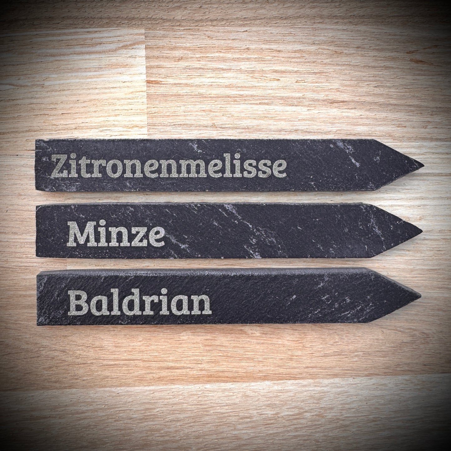 PlantPebbles Teekräuter 3er-Set Schieferstecker mit Kräutergravur: Zitronenmelisse, Minze und Baldrian