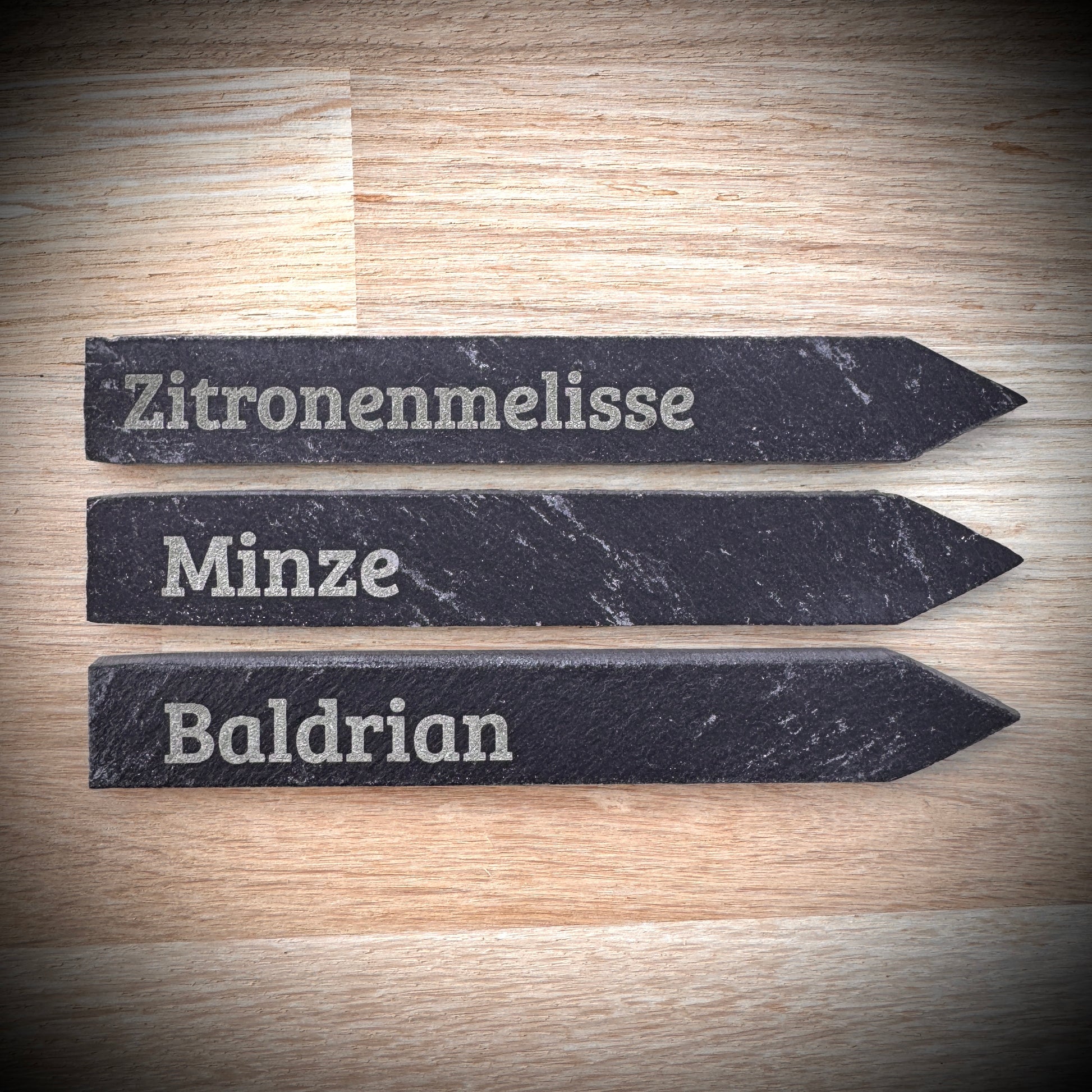 PlantPebbles Teekräuter 3er-Set Schieferstecker mit Kräutergravur: Zitronenmelisse, Minze und Baldrian