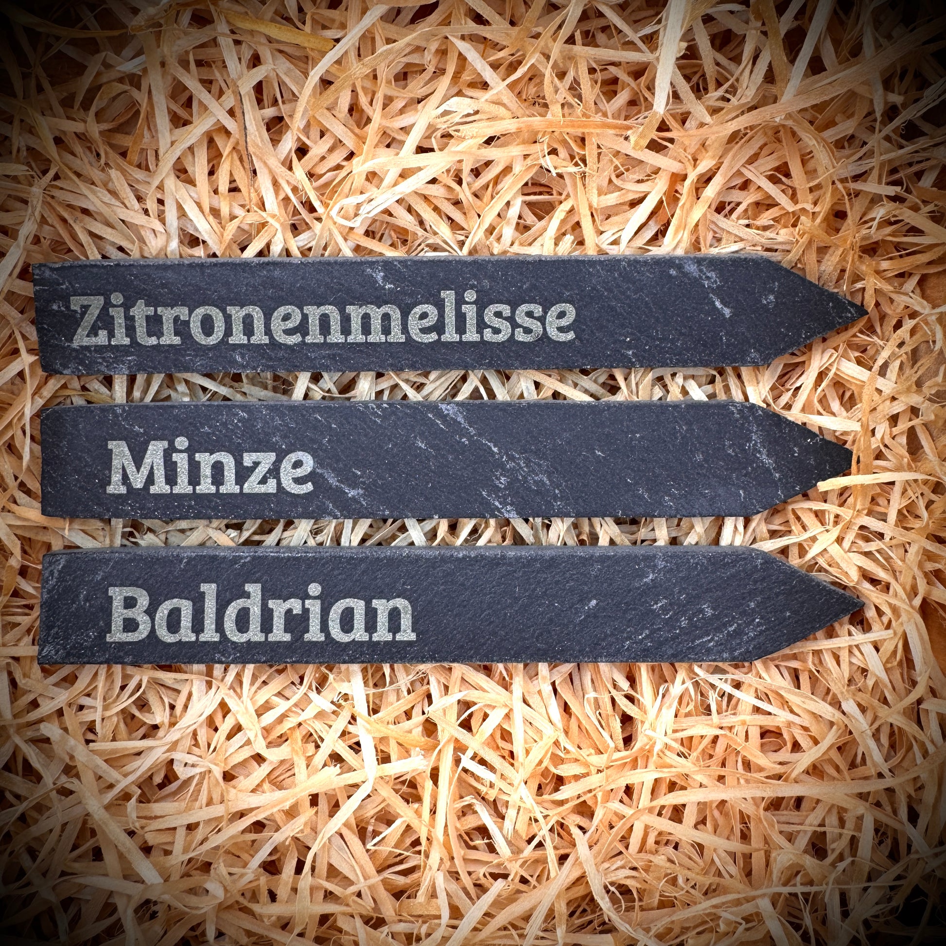 PlantPebbles Teekräuter 3er-Set Schieferstecker mit Kräutergravur: Zitronenmelisse, Minze und Baldrian