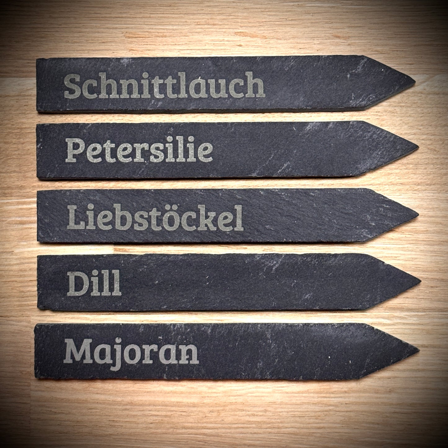 PlantPebbles Schieferstecker 5er-Set mit Kräutergravur: Schnittlauch, Petersilie, Liebstöckel, Dill und Majoran