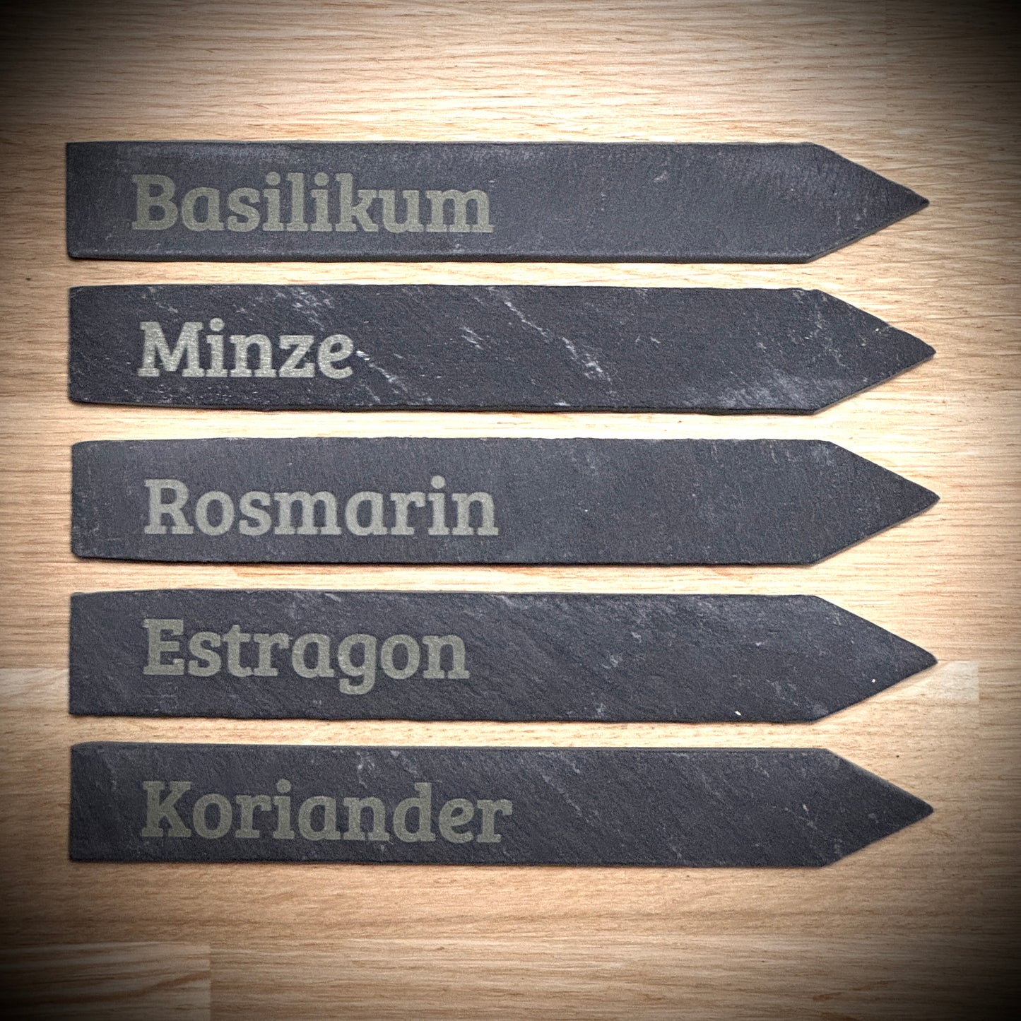 PlantPebbles Kräuterschatz 5er-Set Schieferstecker mit Kräutergravur: Basilikum, Minze, Rosmarin, Estragon und Koriander